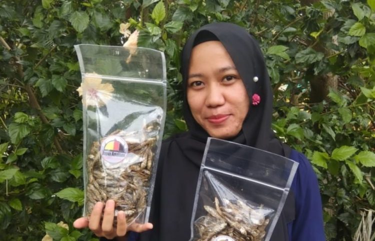 Owner Dapua Amakami, Rani Devia memperagakan ikan bilih goreng buatannya