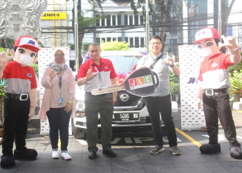 Presiden Direktur JNE M. Feriadi menyerahkan hadiah mobil kepada Novianto (mewakili pemenang member JLC bernama Yohan)