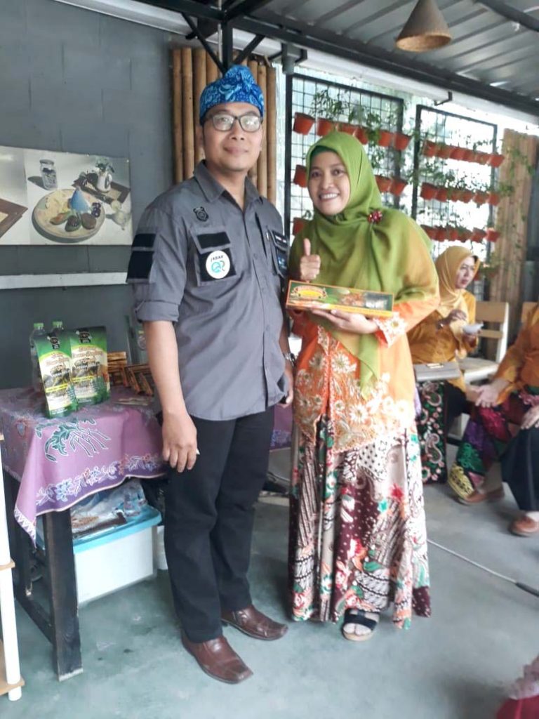 Afif Ridwan bersama isteri, merintis usaha Bandeng Rorod sejak 2012 silam