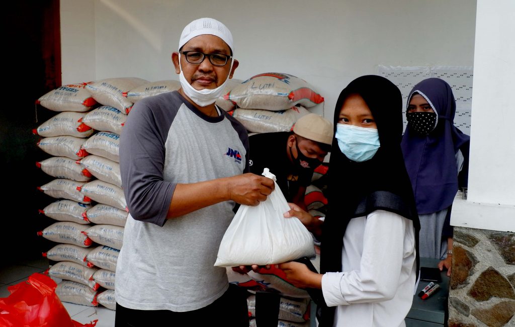 Selain uang, JNE juga memberi sumbangan beras