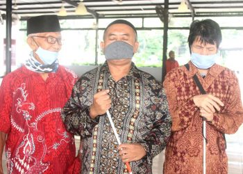 Rojiin (tengah) kerap diundang keliling Jakarta untuk mengajar mengaji, ceramah dan menjadi khatib shalat Jumat