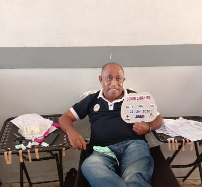 Kepala JNE Soe, Ridwan Paoh saat melakukan aksi donor darahnya yang ke 146 kali