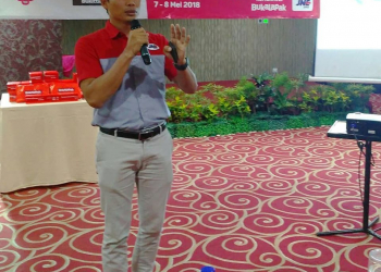 Pimpinan Cabang JNE Padang, Yusran ketika menjadi pembicara di tahun 2018