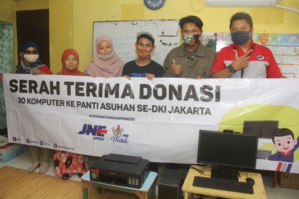 Tim EGD bersama dengan beberapa anak yatim dan Ketua Yayasan Yatim Rumah Alif, Siti Zulaiha (jilbab merah) seusai menyerahkan bantuan komputer
