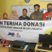 Tim EGD bersama dengan beberapa anak yatim dan Ketua Yayasan Yatim Rumah Alif, Siti Zulaiha (jilbab merah) seusai menyerahkan bantuan komputer