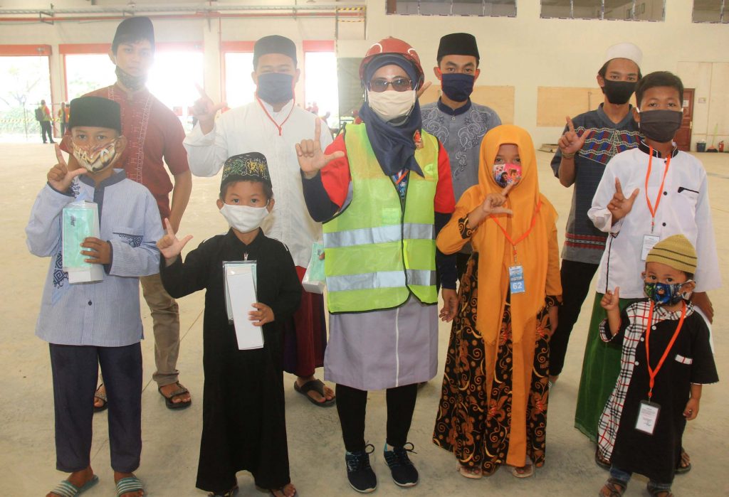 Nuryanti (tengah) saat bersama anak yatim yang diundang dan disantuni dalam acara Topping Off Mega Hub JNE