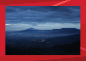 Panorama Kota Garut dilihat dari atas Gunung Papandayan dikala fajar menyingsing