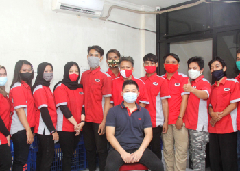 Suandi Tandela (duduk tengah), pemilik Agen Gunsar Jakarta Pusat bersama karyawannya
