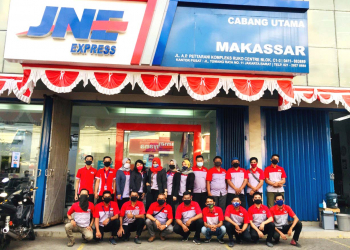 Branch Manager JNE Makassar Suci Indah Permatasari bersama Karyawan JNE Makassar