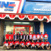 Branch Manager JNE Makassar Suci Indah Permatasari bersama Karyawan JNE Makassar