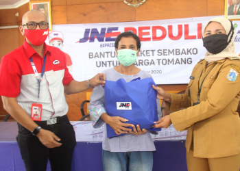 Murtani (tengah) salah satu perwakilan warga yang mendapat bantuan paket sembako dari JNE di masa PSBB Jilid II