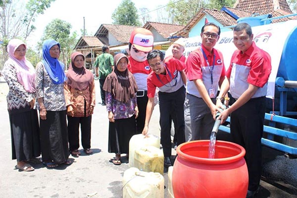 Wujud Peduli! JNE Yogyakarta Bagikan Air Bersih dan Sembako