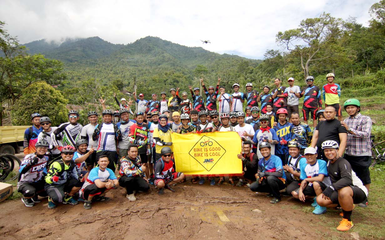 Komunitas BiG BiC JNE saat gowes bersama di Gunung Karang, Cilegon, Banten. Saat ini sudah memiliki anggota 250 orang. (foto diambil sebelum pandemi Covid-19)