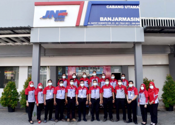 Karyawan JNE Banjarmasin di Kantor Cabang Utama yang berada di Jalan Gatot Subroto No. 43-45 Kota Banjarmasin