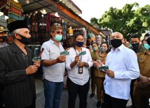 MENTERI KOPERASI DAN UKM TETEN MASDUKI MENYAPA PEDAGANG UMKM SOUVENIR,
