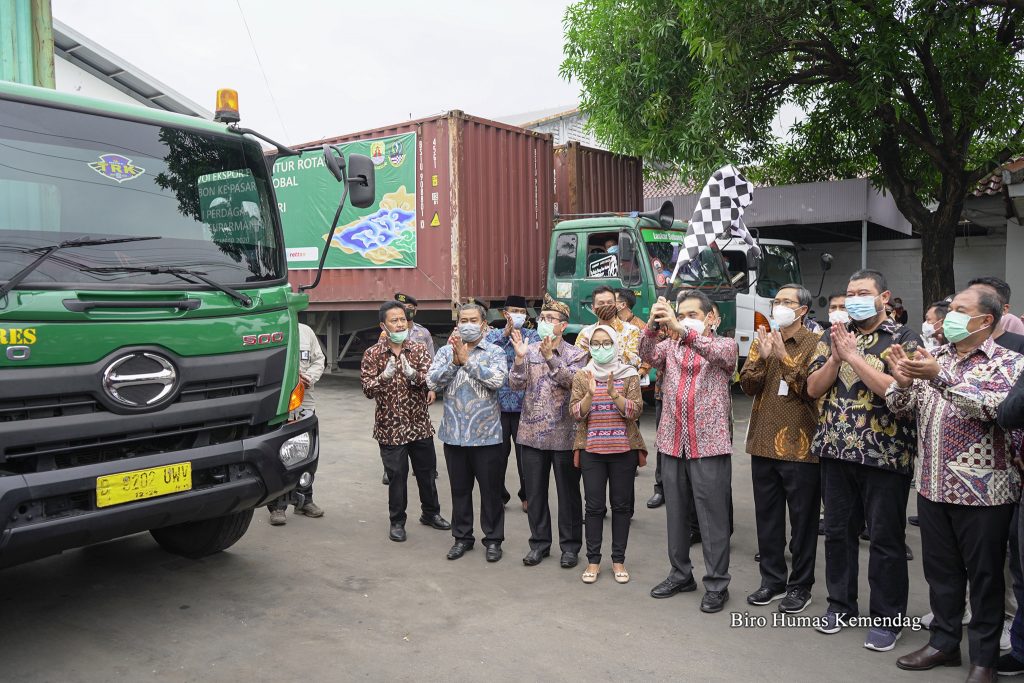 Menteri Perdagangan, Agus Suparmanto bersama Bupati Cirebon, Imron Rosyadi melakukan pelepasan 5 kontainer ekspor furnitur rotan dari total 40 kontainer di CV Nagam Rattan, Cirebon