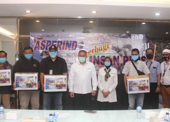 Para jurnalis yang sering meliput Asperindo saat menerima bantuan dari Asperindo