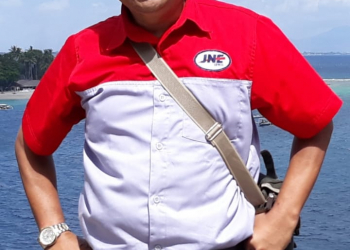 Mirzon Pimpinan Kepala  Cabang Utama JNE Tangerang (foto sebelum pandemi Covid-19)