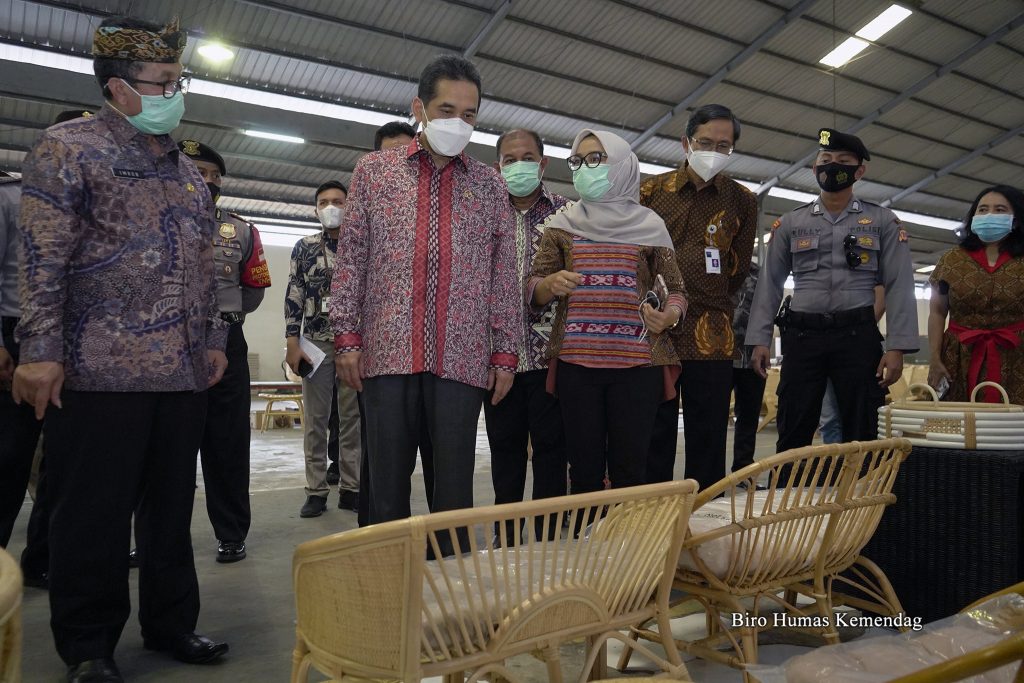 Menteri Perdagangan, Agus Suparmanto bersama Bupati Cirebon, Imron Rosyadi melakukan pelepasan 5 kontainer ekspor furnitur rotan dari total 40 kontainer di CV Nagam Rattan, Cirebon