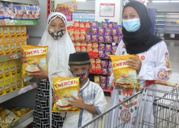 Tiga anak panti sebagai perwakilan yang ikut berbelanja dalam kegiatan SBJ