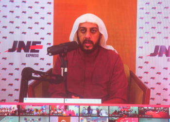 Ulama dan pendakwah Syeikh Ali Jaber saat membacakan doa live streaming pada puncak perayaan HUT JNE Ke-30