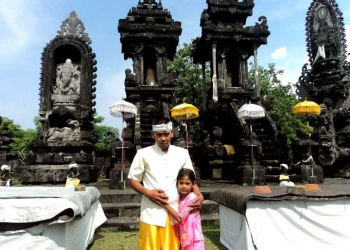 Putu Sartika bersama keluarga saat melakukan perjalanan religi keliling 8 pura suci di Bali