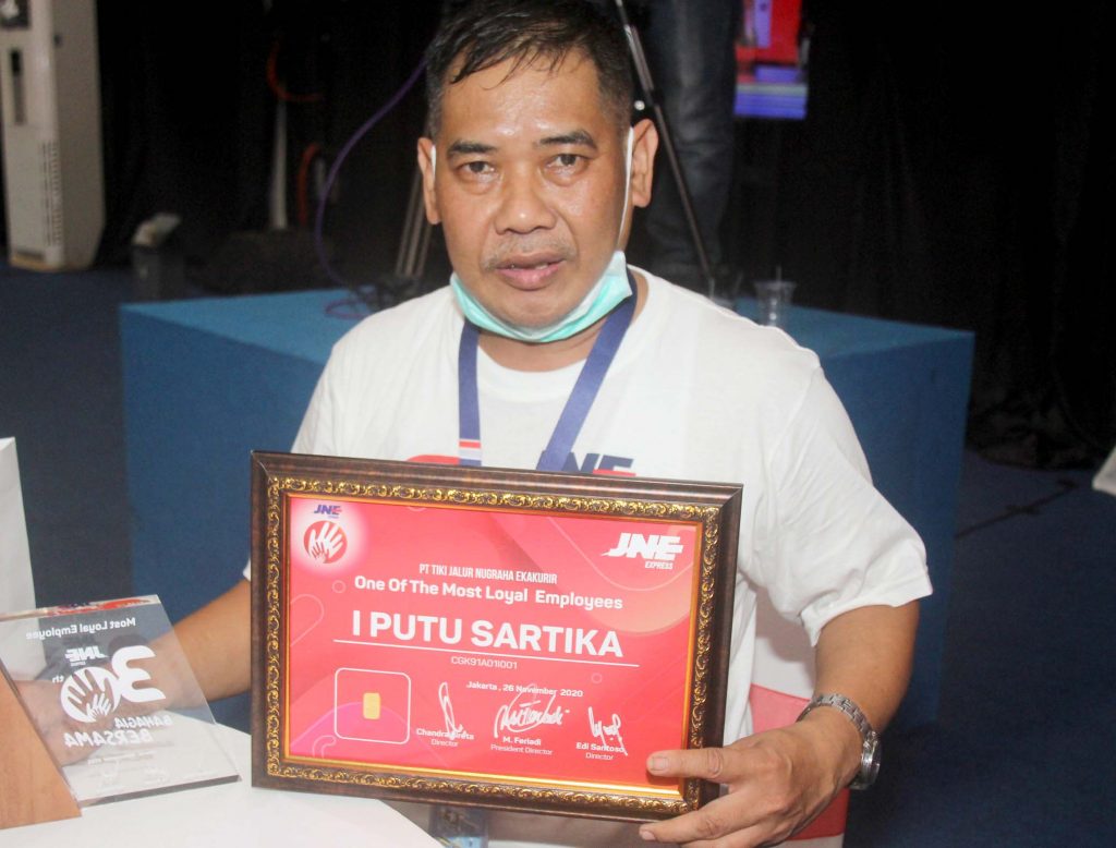 karyawan angkatan pertama di JNE