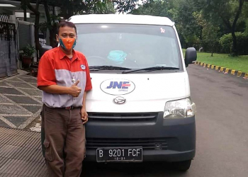Driver Joko Purwanto dengan mobil operasional yang setiap hari dipakai untuk delivery paket kiriman