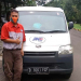 Driver Joko Purwanto dengan mobil operasional yang setiap hari dipakai untuk delivery paket kiriman