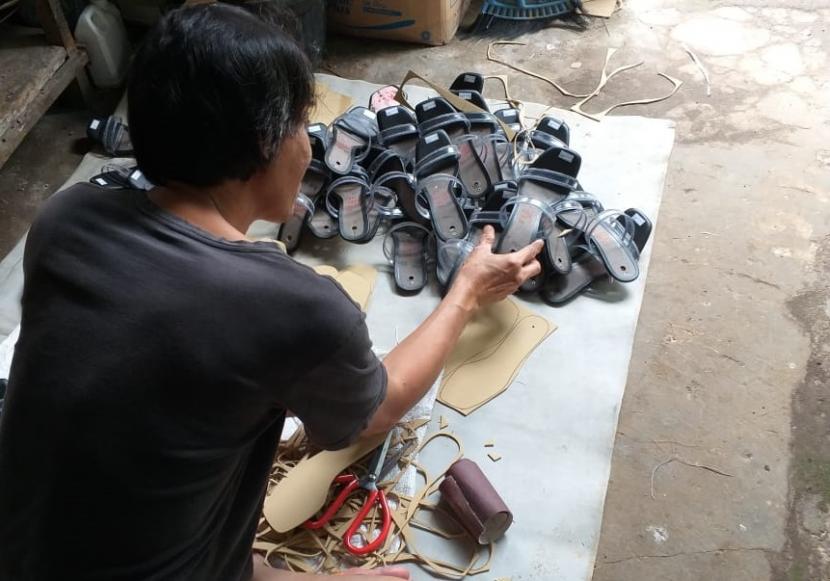 UMKM sepatu dan sendal asal Bogor yang jadi binaan Pertamina