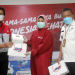 Penyerahan simbolis dukungan konsumsi dari JNE untuk petugas medis kepada Camat Grogol Petamburan, Didit Sumaryanta (baju putih)