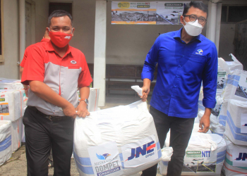 Ketua Dompet Kemanusiaan Media Group Ali Sadikin (kanan) menyerahkan bantuan kemanusiaan untuk bencana NTT kepada JNE yang diwakili Vice President of Marketing JNE, Eri Palgunadi