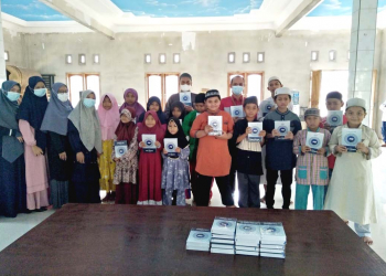 Para santri Madrasah Darul Muqomah, Bangka Tengah, menyambut antusias donasi Al Quran dari JNE