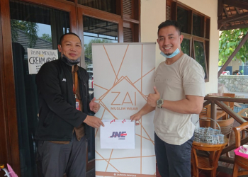Branch Manager JNE Purwakarta Iwan Ridwan (kiri) bersama Owner Zai Muslim Wear,
Rendi