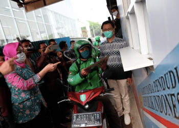 Disdukcapil kota Tangerang Selatan menunjuk GrabExpress untuk bersama-sama meluncurkan inovasi digital bernama Sistem Pengiriman Administrasi Kependudukan (SIANDUK).