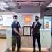 Country Director Xiaomi Indonesia, Alvin Tse, menerima piagam rekor MURI dari Senior Manager MURI, Triyono