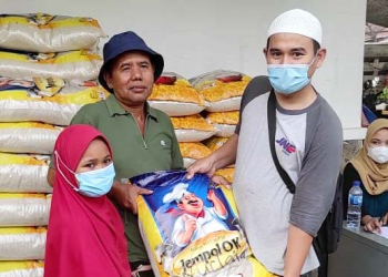 M. Arifin saat bertugas membagikan beras kepada fakir miskin di Anyer