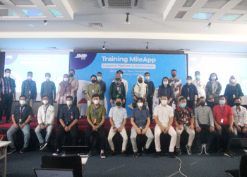 Para peserta training yang berasal dari berbagai kantor cabang di seluruh Indonesia saat mengikuti training di JNE Tomang 11