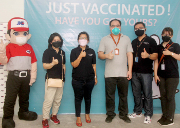 Para pendukung kegiatan vaksinasi massal JNE – Agung Sedayu Group