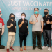 Para pendukung kegiatan vaksinasi massal JNE – Agung Sedayu Group