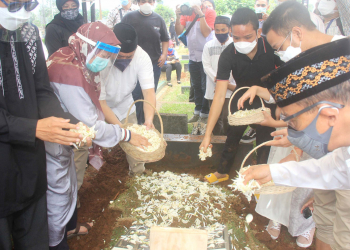 Keluarga besar melakukan tabur bunga dalam prosesi pemakaman almarhumah Yulis Paptiningsih Soeprapto
