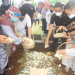 Keluarga besar melakukan tabur bunga dalam prosesi pemakaman almarhumah Yulis Paptiningsih Soeprapto