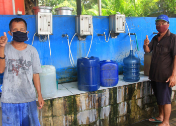 Setiap hari ada puluhan warga sekitar yang mengambil air untuk kebutuhan rumah tangga mereka.