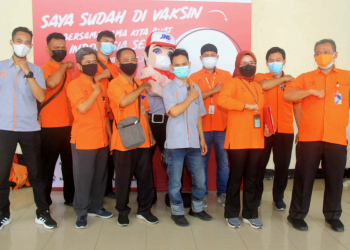 Karyawan PT Pos Indonesia yang ikut disuntik vaksin dalam program Vaksinasi Massal JNE