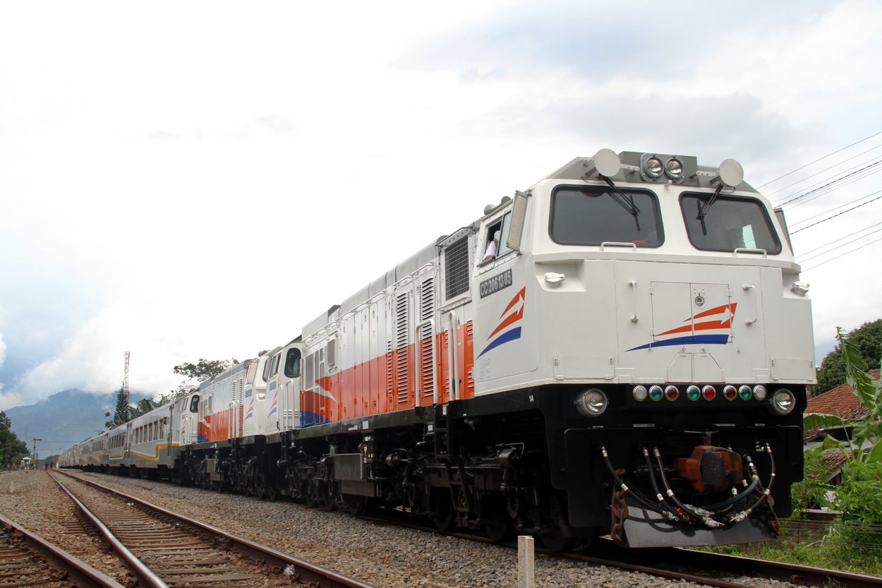 PT kereta api indonesia membatalkan 30 perjalanan kereta api jarak jauh selama masa PPKM Darurat