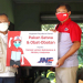 Branch Manager JNE Pasuruan, Rryn Handika, menyerahkan donasi pakan, obat-obatan dan vitamin kepada pengelola Taman Safari Indonesia Prigen