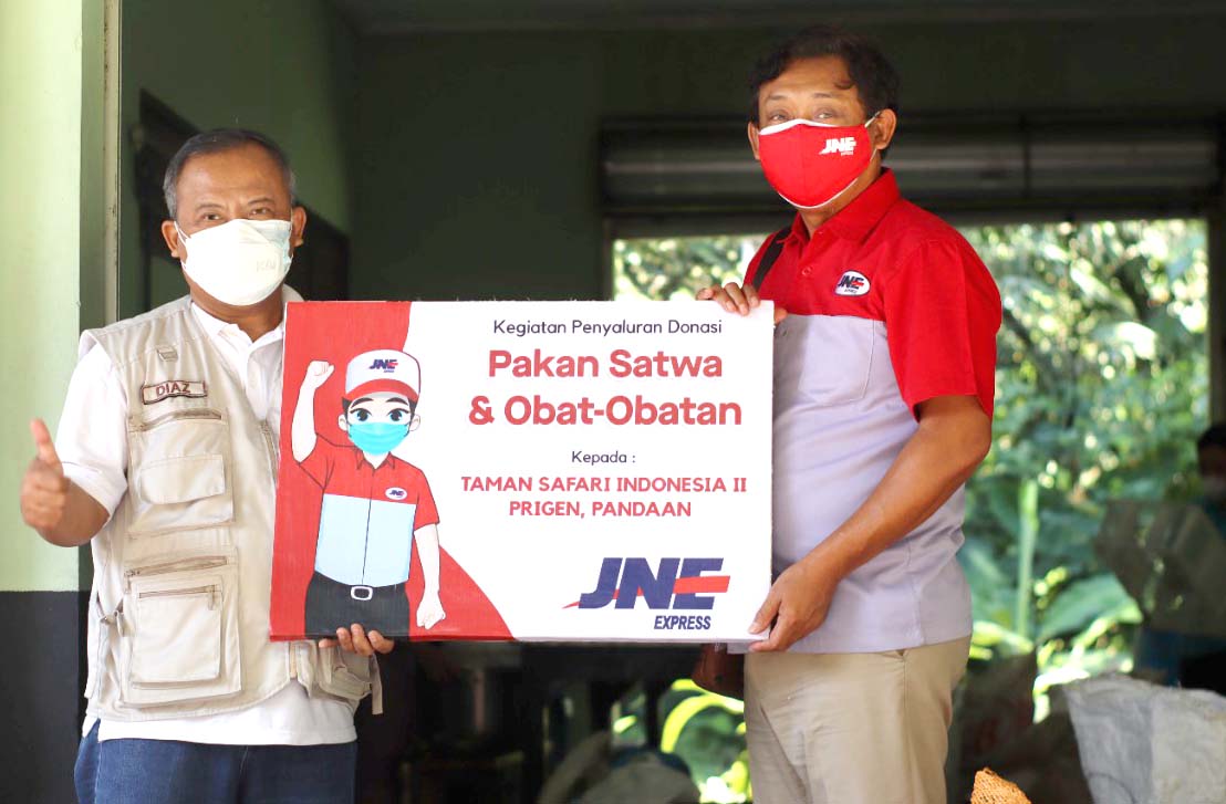 Branch Manager JNE Pasuruan, Rryn Handika, menyerahkan donasi pakan, obat-obatan dan vitamin kepada pengelola Taman Safari Indonesia Prigen
