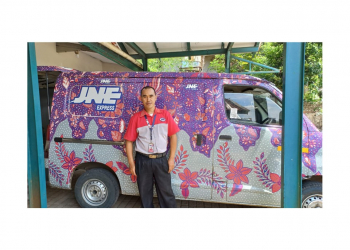 Marjini bersama Kendaraan Operasional JNE Bogor