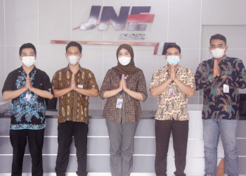 Petugas SCO JNE Tangerang, kompak mengenakan baju batik di Hari Batik Nasional (2/10/2021) kemarin