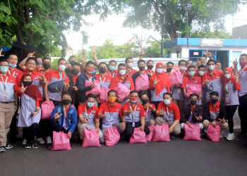 Sebanyak 25 karyawan CS Backline Department JNE saat distribusi sembako kepada warga kurang mampu di Kebon Jeruk, Jakarta Barat